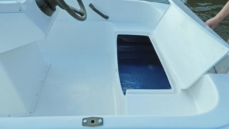 Стеклопластиковая лодка Пингвин с консолью (тримаран), фото: 14