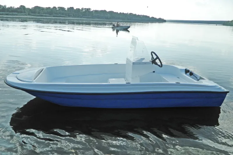 Стеклопластиковая лодка Пингвин с консолью (тримаран), фото: 13