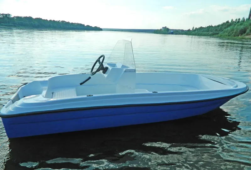 Стеклопластиковая лодка Пингвин с консолью (тримаран), фото: 12