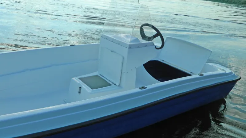 Стеклопластиковая лодка Пингвин с консолью (тримаран), фото: 9