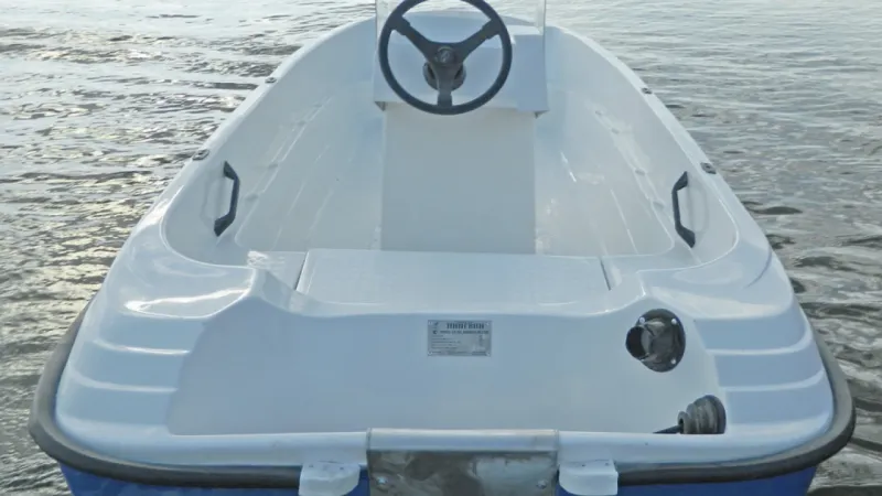 Стеклопластиковая лодка Пингвин с консолью (тримаран), фото: 7