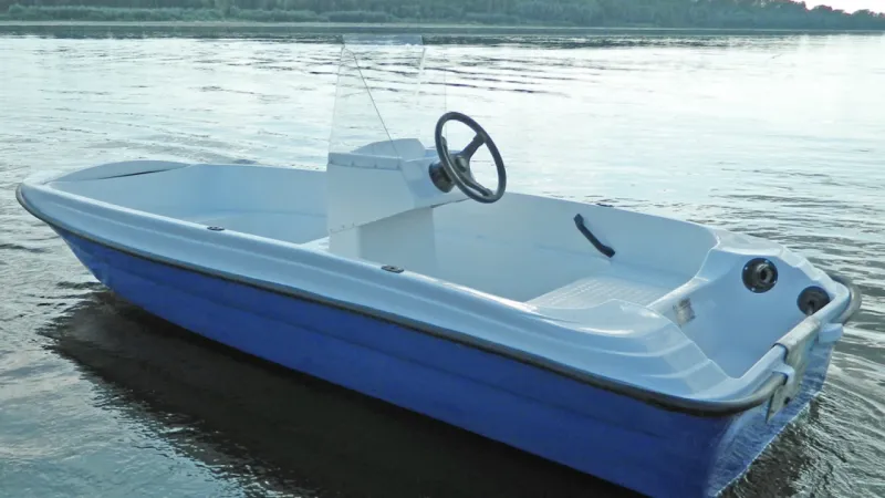 Стеклопластиковая лодка Пингвин с консолью (тримаран), фото: 6