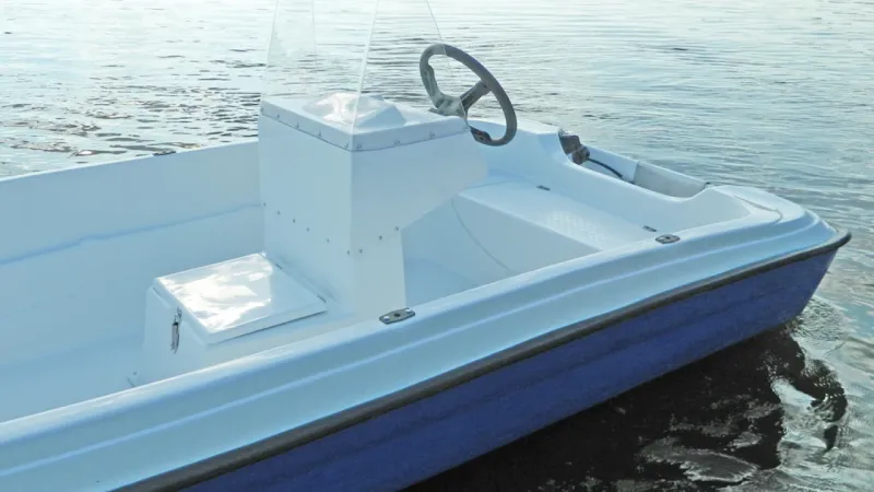 Стеклопластиковая лодка Пингвин с консолью (тримаран), фото: 5