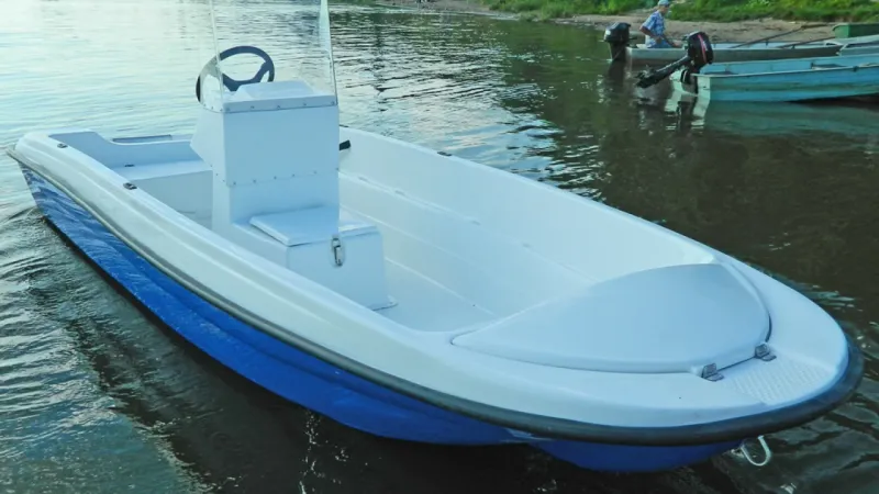 Стеклопластиковая лодка Пингвин с консолью (тримаран), фото: 4