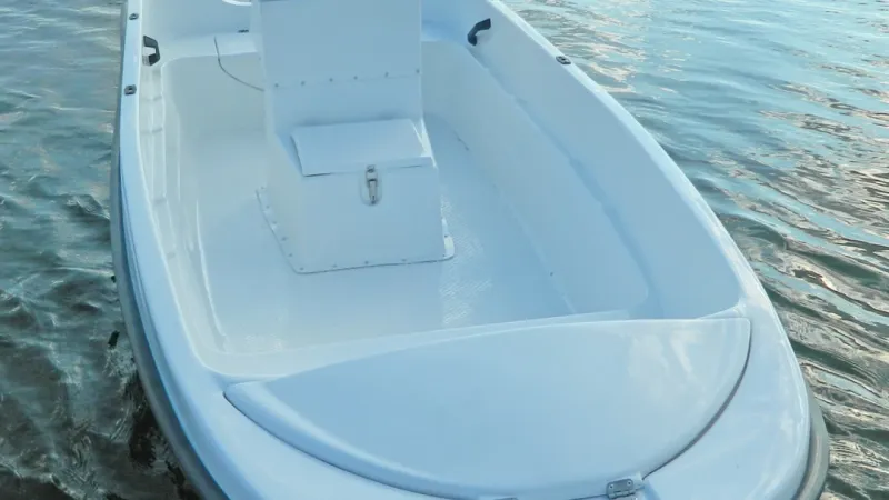 Стеклопластиковая лодка Пингвин с консолью (тримаран), фото: 3