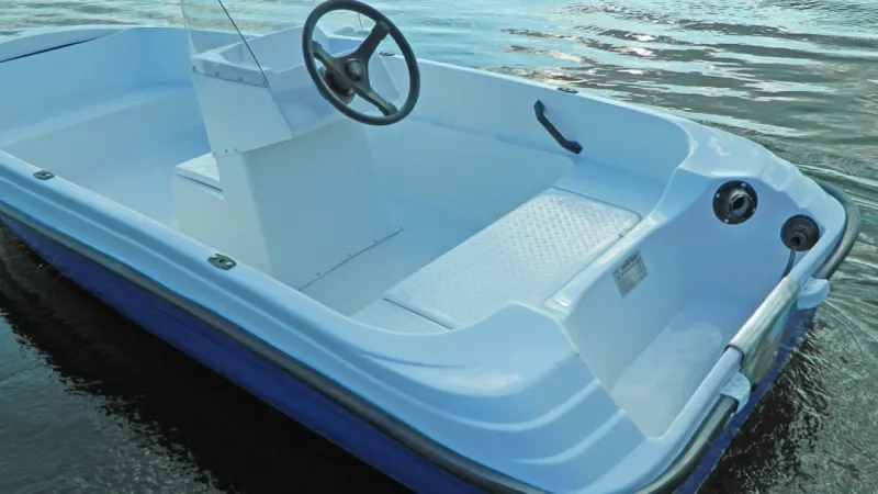 Стеклопластиковая лодка Пингвин с консолью (тримаран), фото: 2