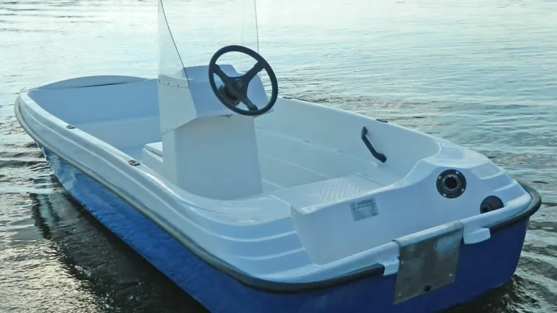Стеклопластиковая лодка Пингвин с консолью (тримаран), фото: 1