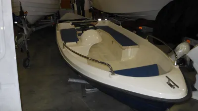 Пластиковая лодка Славутич 360Д обложка