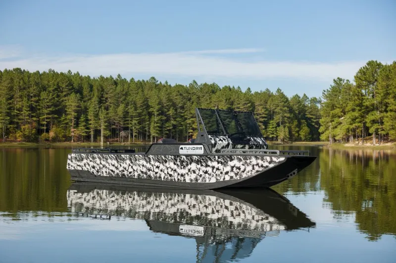 Пластиковая лодка Tundra boats 400 с консолью, фото: 1